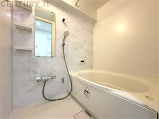 ユニットバスは省スペースでありながら、シンプルな設計と使いやすさを備え、簡便なメンテナンスが可能です。またミラー・小物置き場もあり便利です。