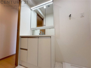 化粧品や洗顔料、歯ブラシなどの必需品をまとめて置ける収納スペースがあり、使用するたびに取り出す手間が省けます。また、水回りのため、濡れても大丈夫な素材が使用されており、お手入れが簡単です。