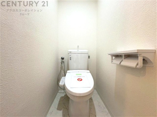 温水洗浄便座付トイレは温水洗浄機能により、暖かい水でおしりを洗浄することができ、冷たい水を使う従来の便座に比べ、温水洗浄機能で暖かいトイレを提供し、快適な使用を可能にします。