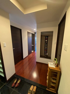 【玄関】 | プレミアムステージ本町 | 明るい玄関です