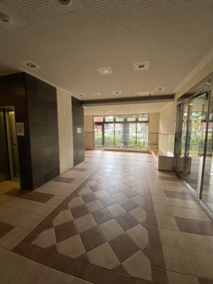 【エントランス】 | プレミアムステージ本町 | 清潔なエントランスです