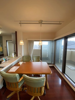 【居間・リビング】 | プレミアムステージ本町 | こちらの居間で趣味の時間をお楽しみください