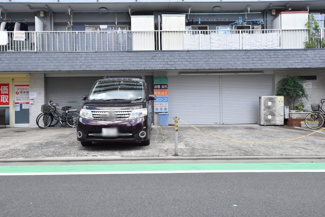【駐車場】 | マンションの駐車場スペース。空きの有無や駐車料金、サイズ規定などについては、改めてお問い合わせください。～即日のご見学可能～　お問合せはお気軽にどうぞ。
