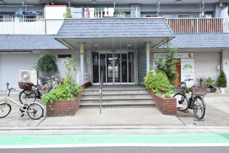 【エントランス】 | お客様を、そして住人を出迎えてくれるマンションのエントランス。ゴミが落ちていないことからも、管理状態の良さや住民の節度の高さが見て取れます。～即日のご見学可能～　お問合せはお気軽にどうぞ。
