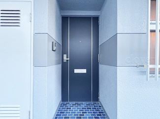 【その他共用部分】 | 皆様をお迎えする、お部屋の玄関ドア。開けやすさや開放角度、ドアノブの操作しやすさや鍵の形状などを、現地で一度ご確認ください。～即日のご見学可能～　お問合せはお気軽にどうぞ。