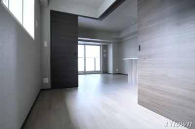 【居間・リビング】 | プレサンスロジェ栄三丁目 | こちらのリビングで趣味の時間をお楽しみください