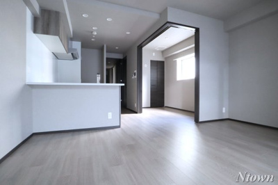 【居間・リビング】 | プレサンスロジェ栄三丁目 | こちらのリビングで趣味の時間をお楽しみください