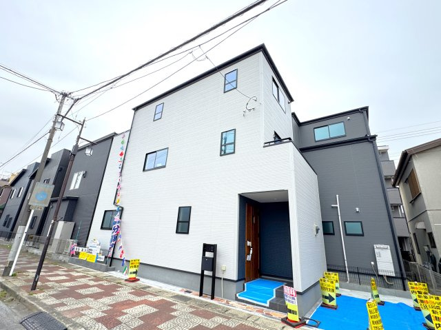 流山市流山５丁目新築戸建【流山小学校：3分】の外観|1号棟外観・完成済み内覧可能です！