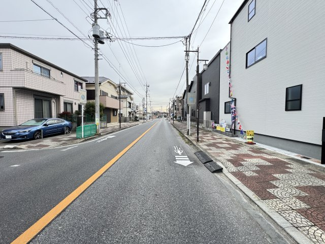 流山市流山５丁目新築戸建【流山小学校：3分】の前面道路含む現地写真|北東側前面道路・幅員約13ｍ