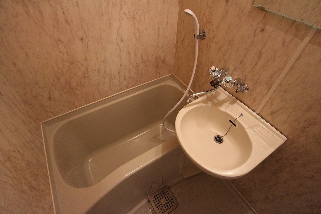 ロマネスク通町の浴室|落ち着いた空間のお風呂です