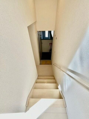 【寝室】 | クレア堀崎町 | ２階のリビングルーム部分にあり、
高さのあるバルコニーになっております。