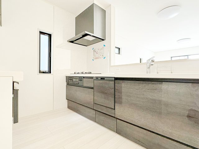 いわき市平幕ノ内　AiTOWN　全21棟のキッチン|3口コンロなのでご飯を作りながらお弁当のおかずも作れて便利！