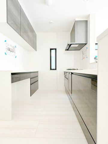 いわき市平幕ノ内　AiTOWN　全21棟のキッチン|キッチンにはカップボードが備え付けられており、食器や家電の収納に便利で使い勝手の良い空間です！