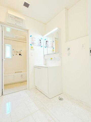 いわき市平幕ノ内　AiTOWN　全21棟の独立洗面台|三面鏡タイプの独立洗面台で、身だしなみチェックも収納力も◎洗面まわりもすっきり清潔に保てます！