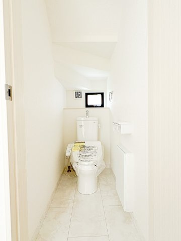 いわき市平幕ノ内　AiTOWN　全21棟のトイレ|小窓付きで自然光が入る明るくて爽やかなトイレ空間です！