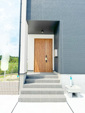 いわき市平幕ノ内　AiTOWN　全21棟の玄関|奥行きがあるので雨が降っても開閉に心配ありません！