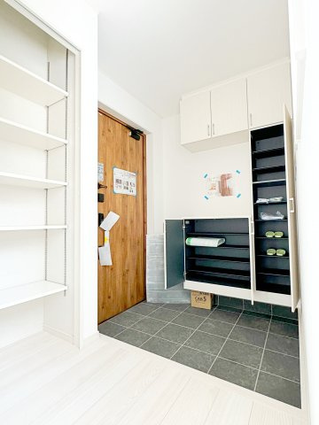 いわき市平幕ノ内　AiTOWN　全21棟の玄関|可動棚付きなので物の大きさによって高さを変えられるので便利！