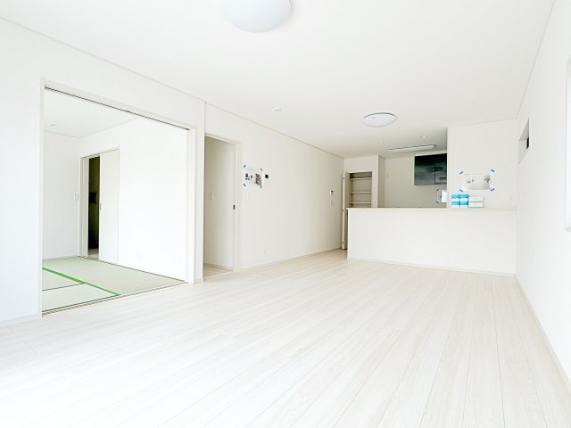 いわき市平幕ノ内　AiTOWN　全21棟の居間・リビング|白を基調とした内装は空間を広く見せナチュラルで洗練された印象を与えます♪