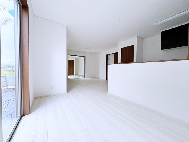 いわき市平幕ノ内　AiTOWN　全21棟の居間・リビング|ダイニングには大きな窓があり明るい陽射しが差し込む開放的で心地よい空間です！