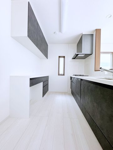 いわき市平幕ノ内　AiTOWN　全21棟のキッチン|キッチンにはカップボードが備え付けられており、食器や家電の収納に便利で使い勝手の良い空間です！