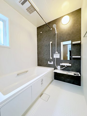 いわき市平幕ノ内　AiTOWN　全21棟の浴室|清潔感のある白基調に黒をアクセントして入れることで高級感のあるお風呂場になります！