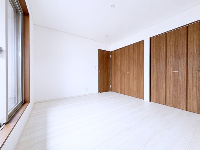 いわき市平幕ノ内　AiTOWN　全21棟の洋室|茶色のクローゼットと白基調の洋室に差し込む自然光が温かみのある柔らかな空間を演出！