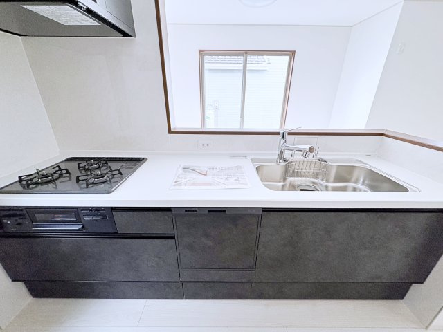 いわき市平幕ノ内　AiTOWN　全21棟のキッチン|3口コンロなのでご飯を作りながらお弁当のおかずも作れて便利！