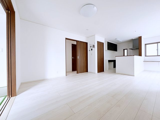 いわき市平幕ノ内　AiTOWN　全21棟の居間・リビング|テーブルやソファを置いても余裕の広さ！