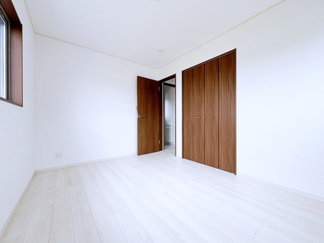 いわき市平幕ノ内　AiTOWN　全21棟の洋室|落ち着いた茶色の扉のクローゼットがアクセントになった快適な空間！