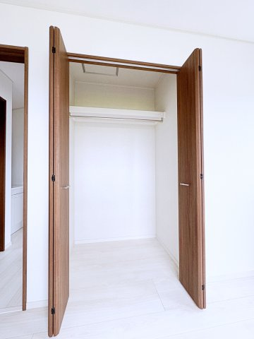 いわき市平幕ノ内　AiTOWN　全21棟の収納|ハンガーパイプ付きの茶色の扉のクローゼットが機能的で落ち着いた印象に！