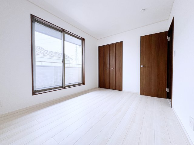 いわき市平幕ノ内　AiTOWN　全21棟の洋室|白基調の洋室に茶色の扉のクローゼットでオシャレを演出！