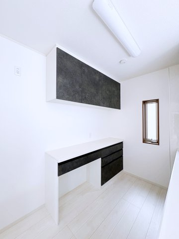 いわき市平幕ノ内　AiTOWN　全21棟の設備|吊戸棚付きのカップボードが備え付けられたキッチンは、収納力が高くスッキリとした空間を保てます！