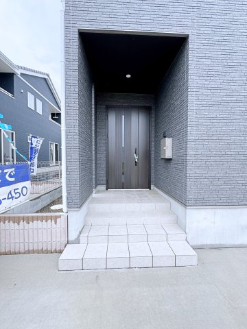 いわき市平幕ノ内　AiTOWN　全21棟の玄関|奥行のある玄関ポーチで雨が降っても安心！