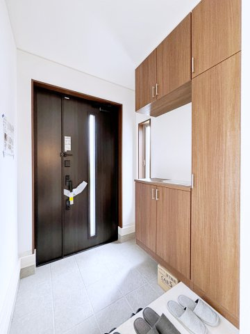 いわき市平幕ノ内　AiTOWN　全21棟の玄関|玄関収納付きでたくさん靴の収納可能！