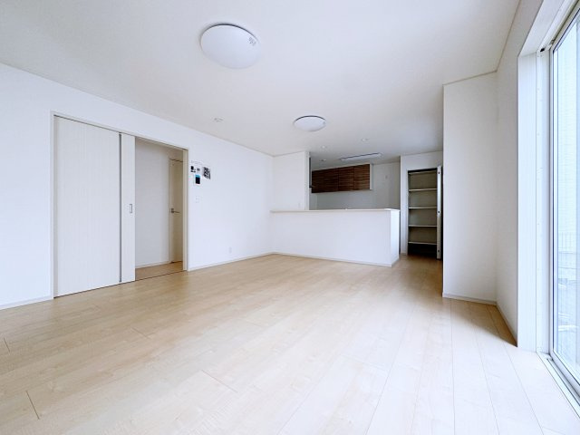 いわき市平幕ノ内　AiTOWN　全21棟の居間・リビング|テーブルやソファを置いても余裕の広さ！