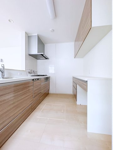 いわき市平幕ノ内　AiTOWN　全21棟のキッチン|キッチンにはカップボードが備え付けられており、食器や家電の収納に便利で使い勝手の良い空間です！