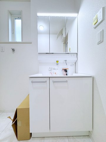 いわき市平幕ノ内　AiTOWN　全21棟の独立洗面台|三面鏡独立洗面台には収納も備えているので備品など収納できる！