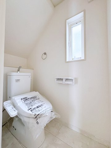 いわき市平幕ノ内　AiTOWN　全21棟のトイレ|採光も入るので日中も明るいです！