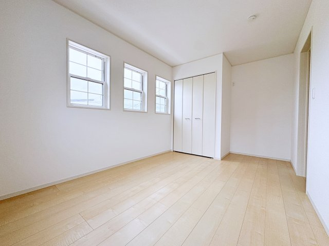 いわき市平幕ノ内　AiTOWN　全21棟の洋室|クローゼット扉も白に統一しているので部屋がより広く感じます！