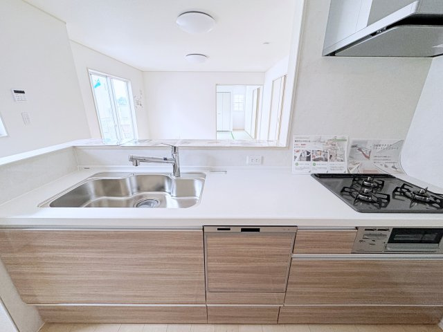 いわき市平幕ノ内　AiTOWN　全21棟のキッチン|3口コンロなのでご飯を作りながらお弁当のおかずも作れて便利！