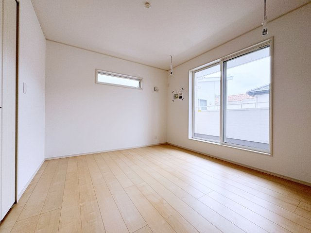 いわき市平幕ノ内　AiTOWN　全21棟の洋室|明るい光が差し込む二つの窓があるので日中も明るいです！