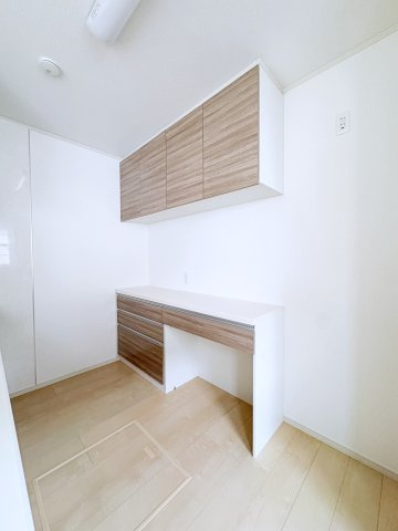 いわき市平幕ノ内　AiTOWN　全21棟の設備|吊戸棚付きのカップボードが備え付けられたキッチンは、収納力が高くスッキリとした空間を保てます！