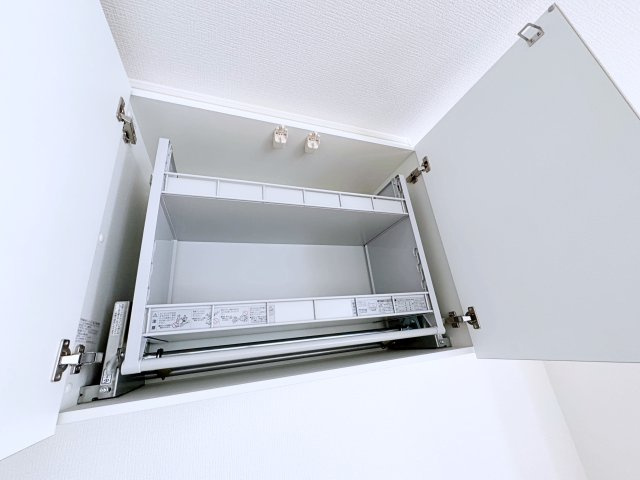 いわき市平幕ノ内　AiTOWN　全21棟の設備|カップボード上部の吊戸棚は、使用頻度の低い食器やストック品の収納に便利で、キッチンをすっきりと保てます！