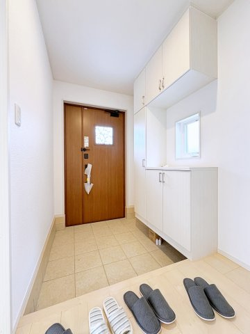 いわき市平幕ノ内　AiTOWN　全21棟の玄関|玄関収納付きでたくさん靴の収納可能！