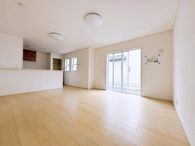 いわき市平幕ノ内　AiTOWN　全21棟の居間・リビング|大きな窓があり明るい陽射しが差し込む開放的で心地よい空間です！