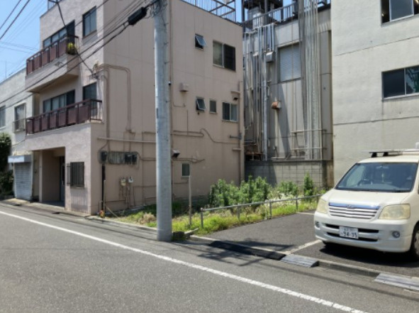 台東区今戸２丁目新築戸建の外観|前面６ｍ公道、北側隣地は駐車場のため開放的です。