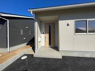 【エントランス】 | 現地販売会社ハウシーです。最短即日のご案内も承ります。お気軽にお問合せお待ちしております。