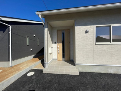 【エントランス】 | 香取市野田第９-３号棟 | 現地販売会社ハウシーです。最短即日のご案内も承ります。お気軽にお問合せお待ちしております。