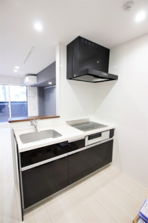 ★コンロ：２口ＩＨ・１口ラジエントヒーター