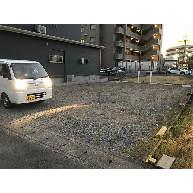岐阜市加納竜興町１丁目の駐車場の居間・リビング
